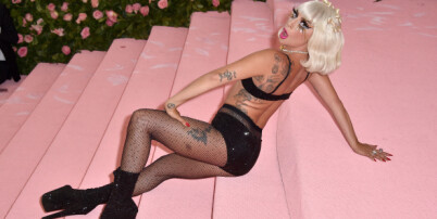 Lady Gaga kastet klærne på rød løper